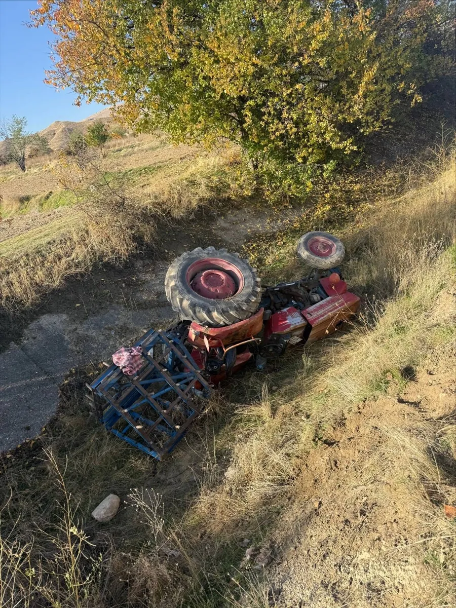 Afyonkarahisar’da devrilen traktörün sürücüsü öldü Afyonkarahisar’da devrilen traktörün sürücüsü öldü