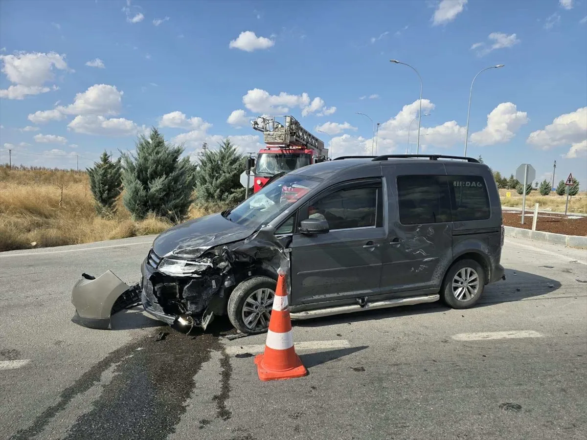 Afyonkarahisar’da iki hafif ticari aracın çarpıştığı kazada 1 kişi öldü, 6 kişi yaralandı Afyonkarahisar’da iki hafif ticari aracın çarpıştığı kazada 1 kişi öldü, 6 kişi yaralandı
