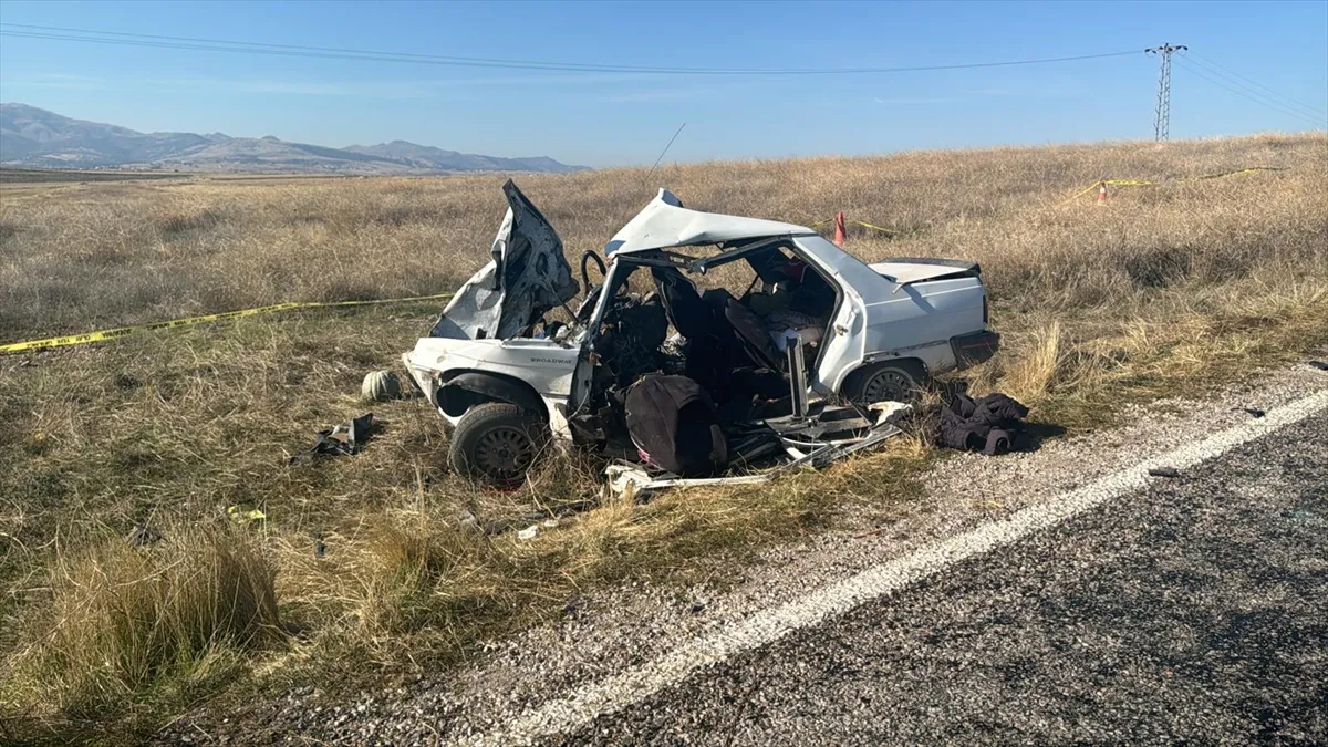 Afyonkarahisar’da iki otomobilin çarpıştığı kazada 4 kişi öldü, 4 kişi yaralandı (GÜNCELLEME)