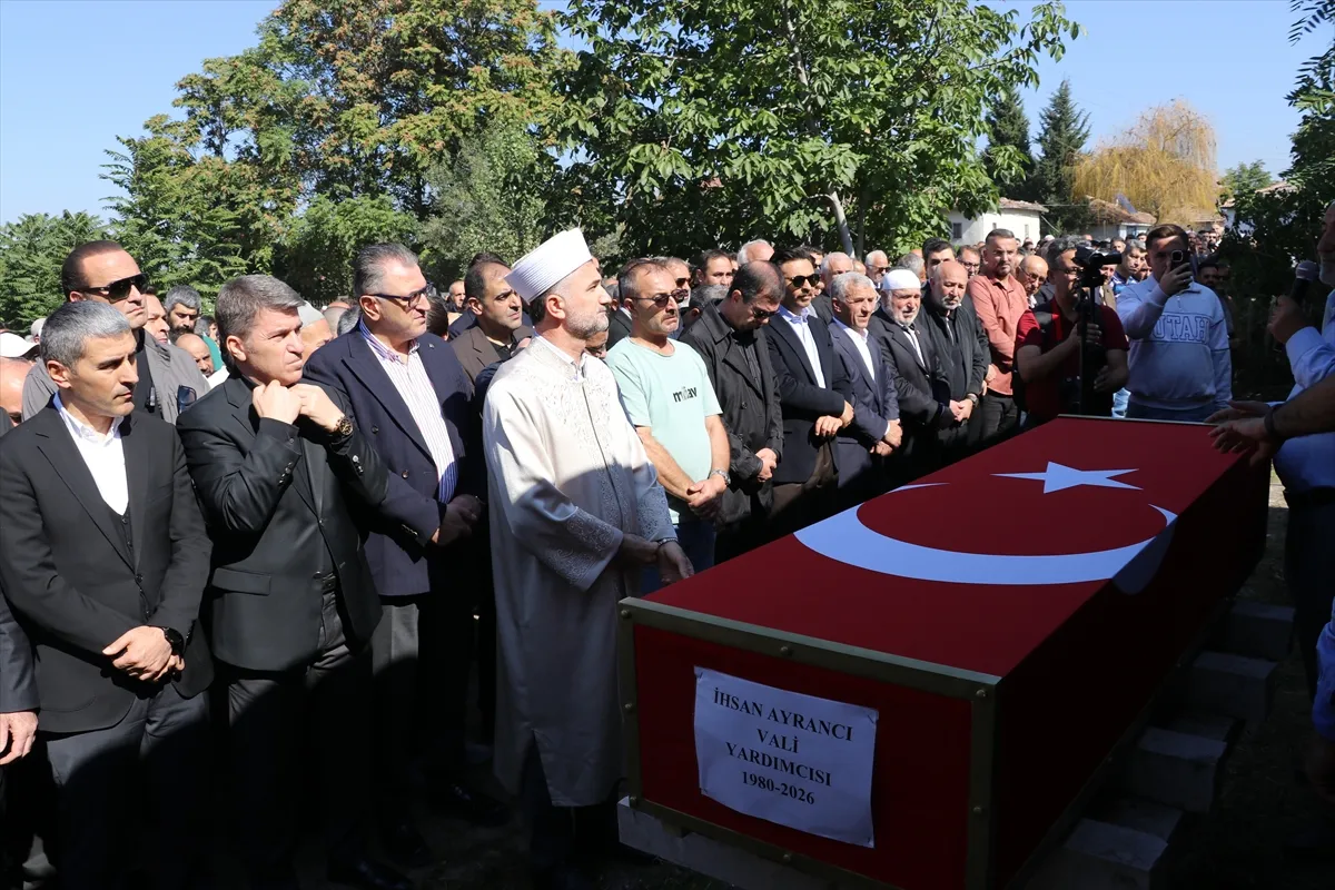 Afyonkarahisar’da vefat eden Vali Yardımcısı Ayrancı, Amasya’da son yolculuğuna uğurlandı Afyonkarahisar’da vefat eden Vali Yardımcısı Ayrancı, Amasya’da son yolculuğuna uğurlandı