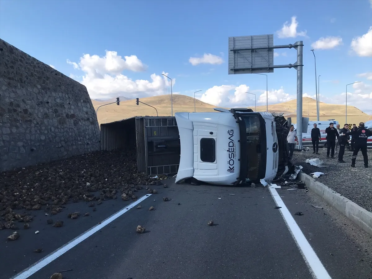 Ağrı’da tır ile otomobilin çarpışması sonucu 4 kişi öldü Ağrı’da tır ile otomobilin çarpışması sonucu 4 kişi öldü