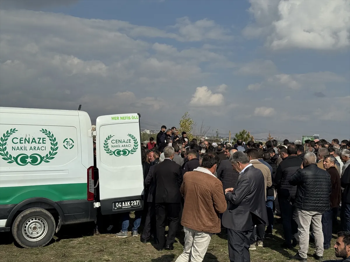 Ağrı’daki trafik kazasında ölen 4 kişinin cenazeleri yan yana defnedildi Ağrı’daki trafik kazasında ölen 4 kişinin cenazeleri yan yana defnedildi