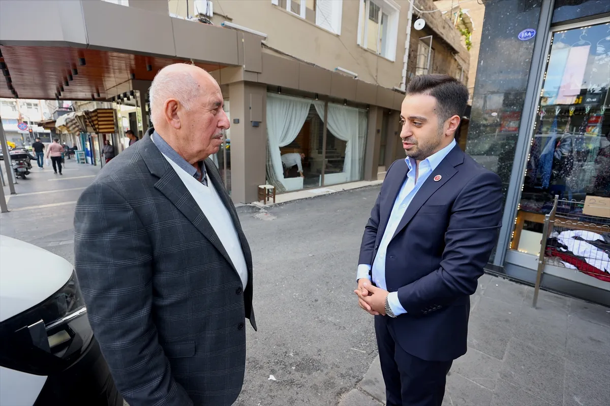 Ailesinin muhtarlık geleneğini sürdürüyor