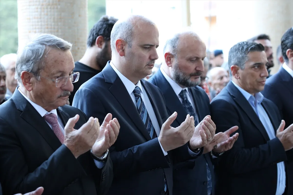 AK Parti Genel Başkan Yardımcısı İleri’nin amcası son yolculuğuna uğurlandı AK Parti Genel Başkan Yardımcısı İleri’nin amcası son yolculuğuna uğurlandı
