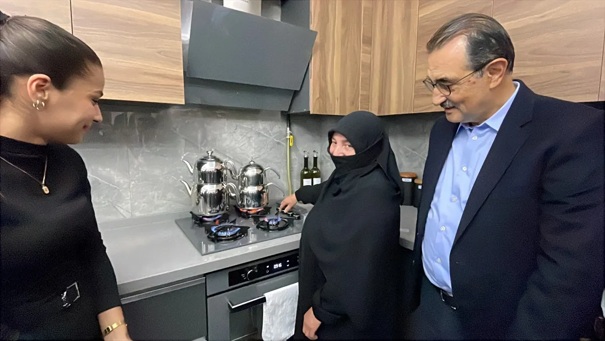 AK Parti’li Dönmez evi doğal gaza kavuşan aileyi ziyaret etti