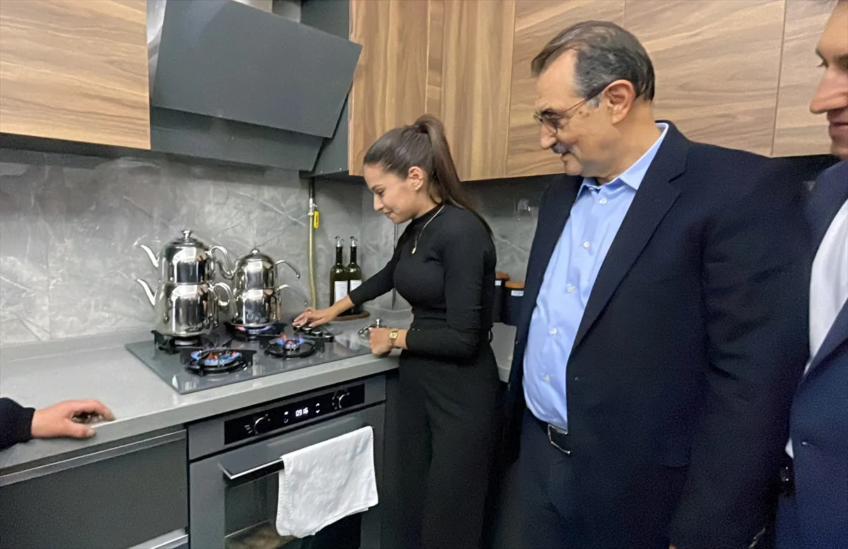 AK Parti’li Dönmez evi doğal gaza kavuşan aileyi ziyaret etti AK Parti’li Dönmez evi doğal gaza kavuşan aileyi ziyaret etti