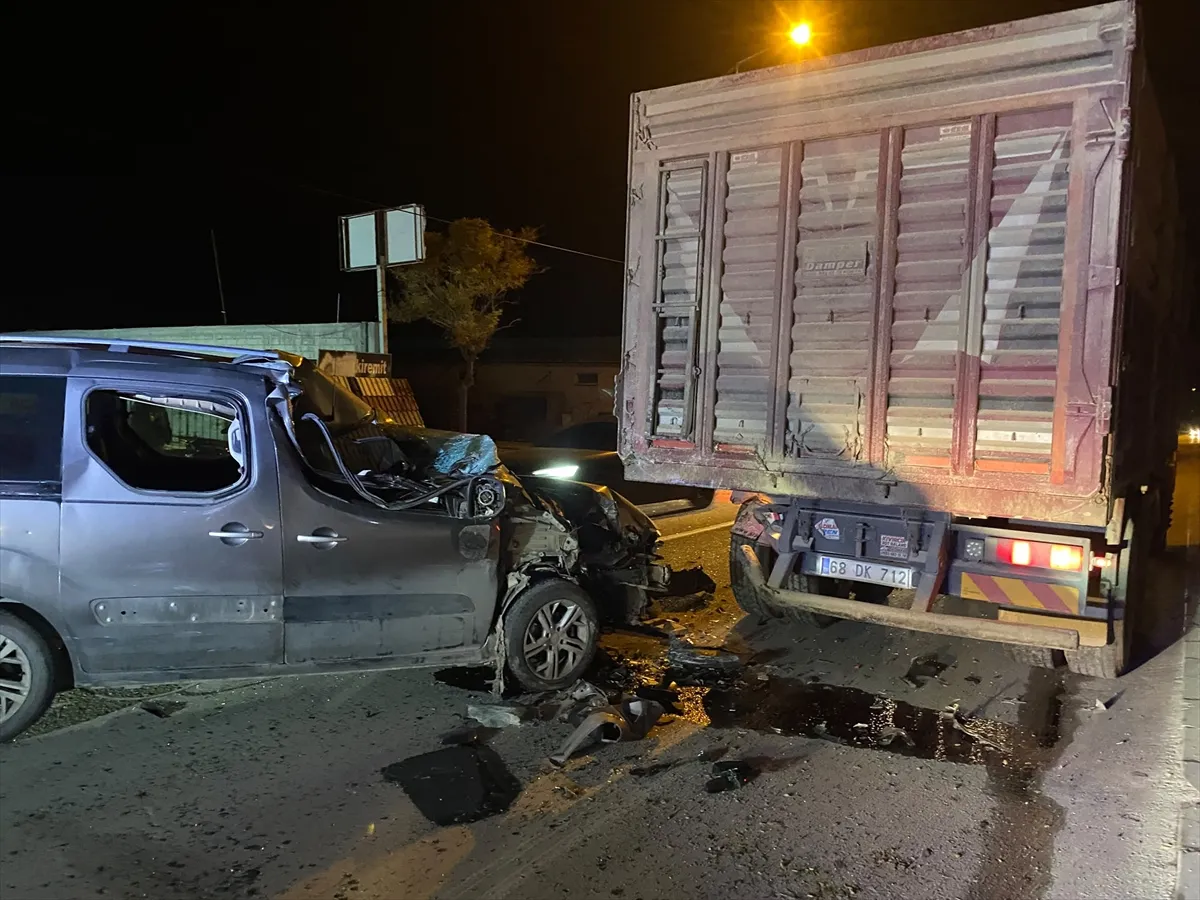 Aksaray’da kamyona çarpan hafif ticari aracın sürücüsü yaralandı Aksaray’da kamyona çarpan hafif ticari aracın sürücüsü yaralandı