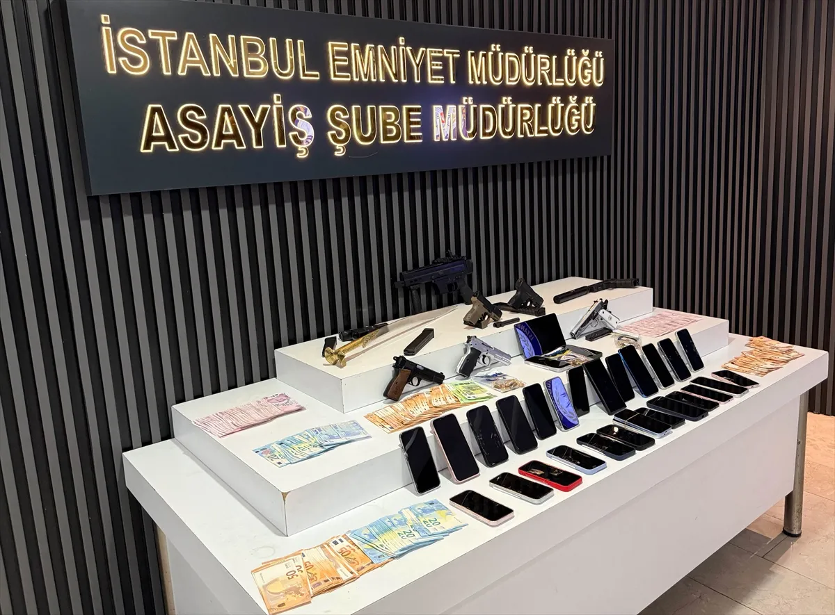 Almanya’da kırmızı bültenle aranan dolandırıcılık zanlısı İstanbul’da yakalandı Almanya’da kırmızı bültenle aranan dolandırıcılık zanlısı İstanbul’da yakalandı