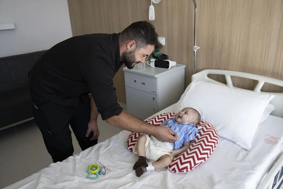 Altı aylık bebek, dünyada nadir uygulanan tedaviyle hayata tutundu