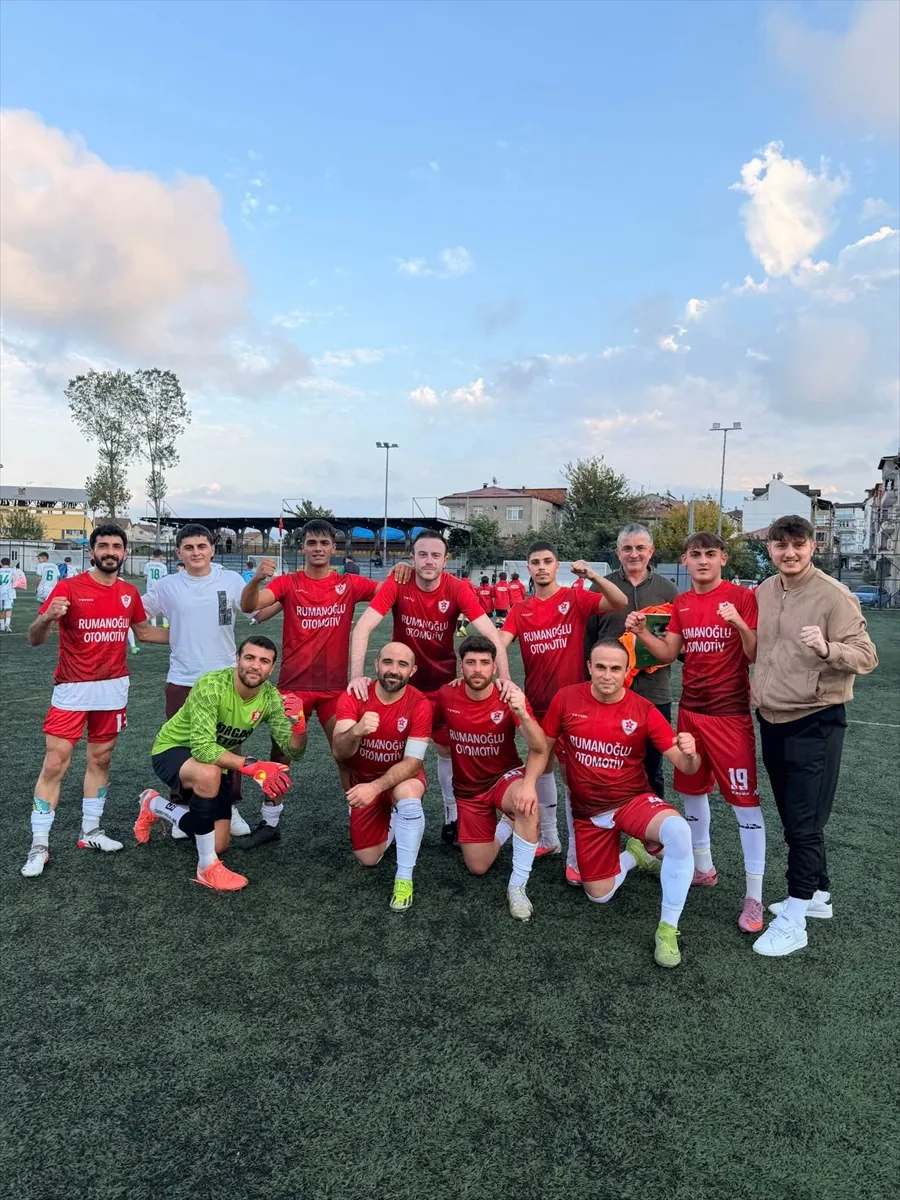 Amatör futbolcunun 11 taklalı gol sevinci Amatör futbolcunun 11 taklalı gol sevinci
