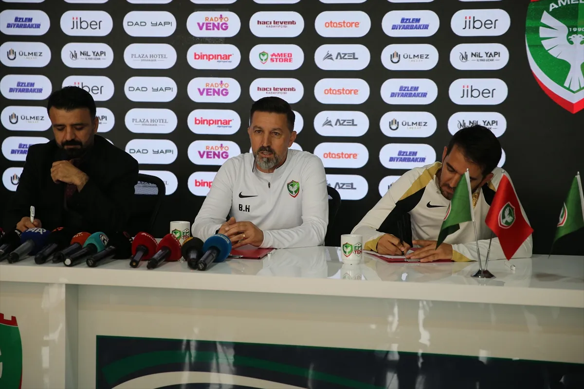 Amed Sportif Faaliyetler Teknik Direktörü Besnik Hasi, basın mensuplarıyla bir araya geldi Amed Sportif Faaliyetler Teknik Direktörü Besnik Hasi, basın mensuplarıyla bir araya geldi