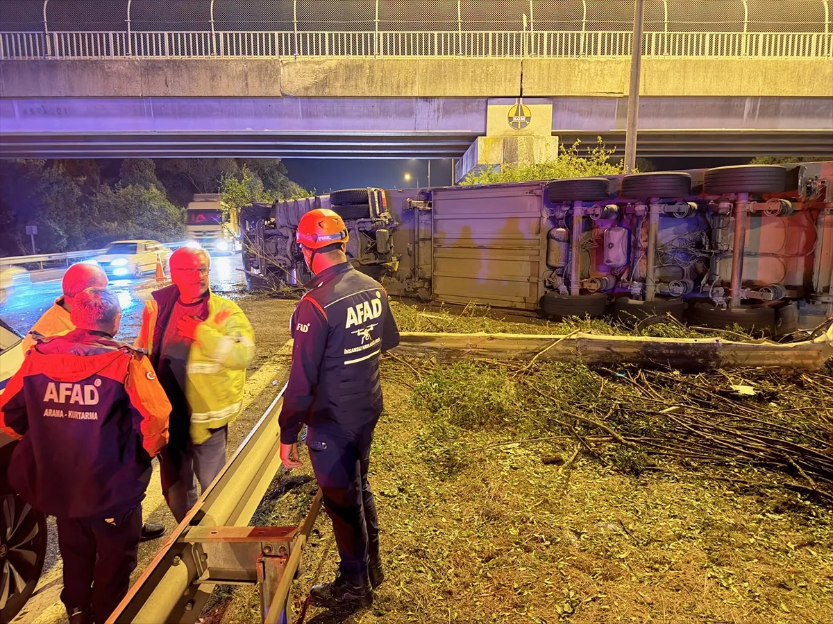Anadolu Otoyolu’nda devrilen parfüm yüklü tır trafiği aksattı Anadolu Otoyolu’nda devrilen parfüm yüklü tır trafiği aksattı