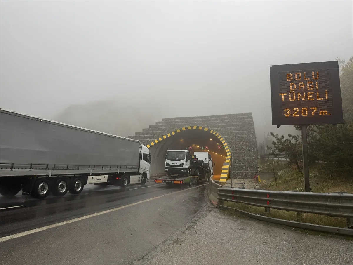 Anadolu Otoyolu’nun Bolu Dağı kesiminde sis ve sağanak, Akçakoca’da fırtına etkili oldu Anadolu Otoyolu’nun Bolu Dağı kesiminde sis ve sağanak, Akçakoca’da fırtına etkili oldu