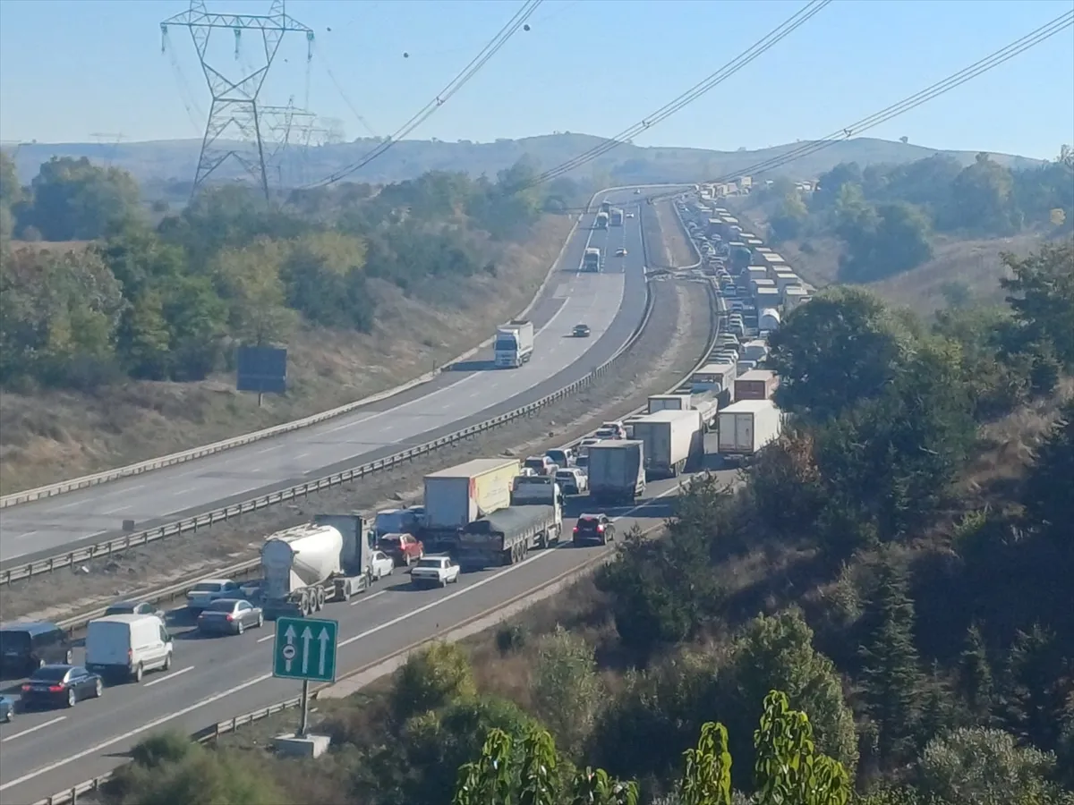 Anadolu Otoyolu’nun Bolu kesiminde 1 kişinin yaralandığı trafik kazası ulaşımı aksattı Anadolu Otoyolu’nun Bolu kesiminde 1 kişinin yaralandığı trafik kazası ulaşımı aksattı