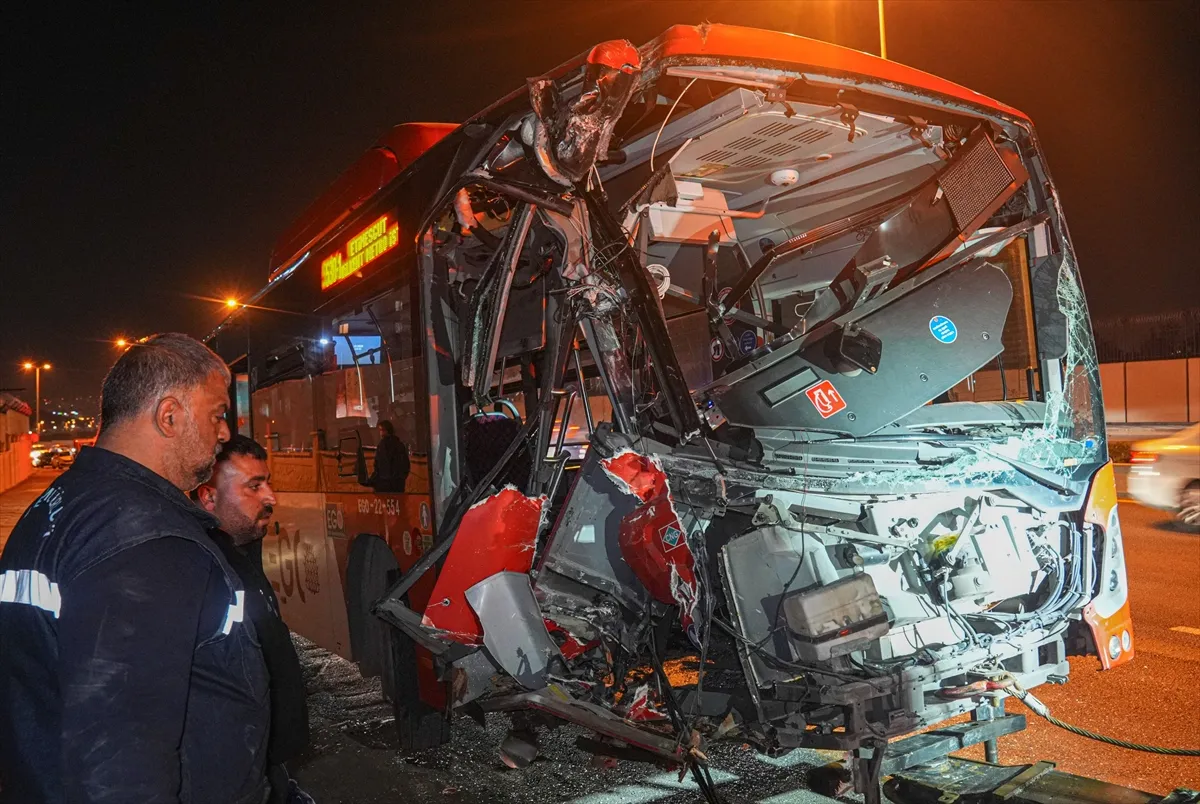Ankara’da belediye otobüsünün yaya üst geçidinin ayağına çarpması sonucu 24 kişi yaralandı Ankara’da belediye otobüsünün yaya üst geçidinin ayağına çarpması sonucu 24 kişi yaralandı