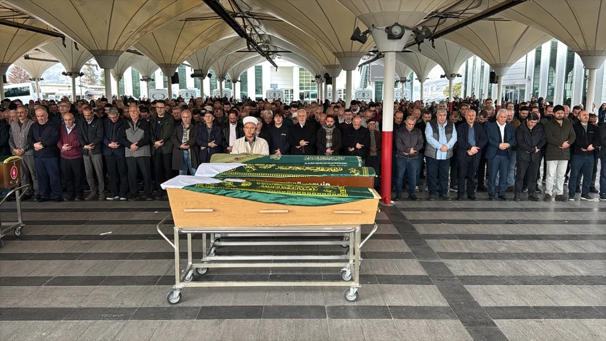 Ankara’da eski eşi tarafından öldürülen kadın toprağa verildi Ankara’da eski eşi tarafından öldürülen kadın toprağa verildi