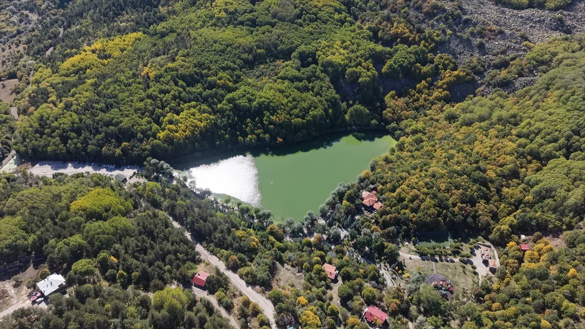 Ankara’da Karagöl Tabiat Parkı sonbaharın renklerine bürünmeye başladı