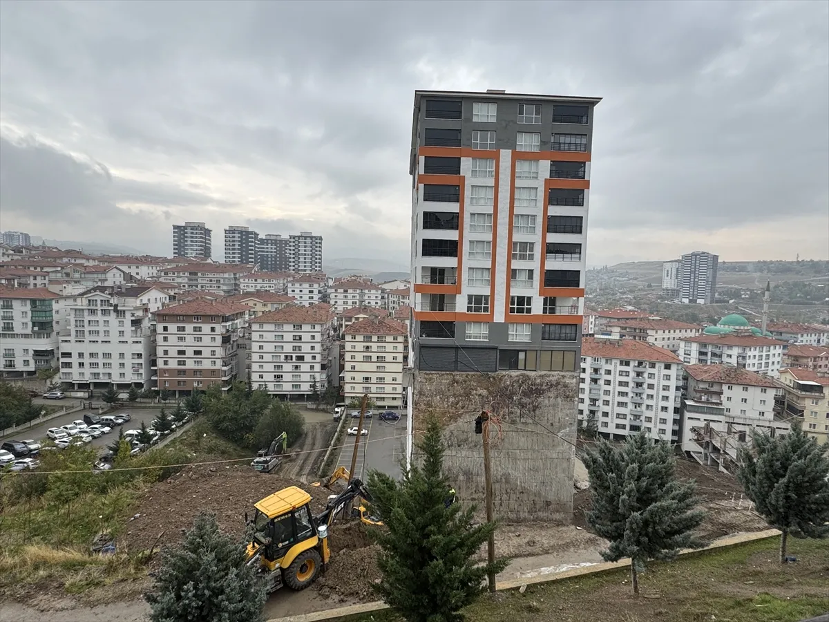 Ankara Mamak’ta istinat duvarı çöktü, bina temeli açığa çıktı Ankara Mamak’ta istinat duvarı çöktü, bina temeli açığa çıktı