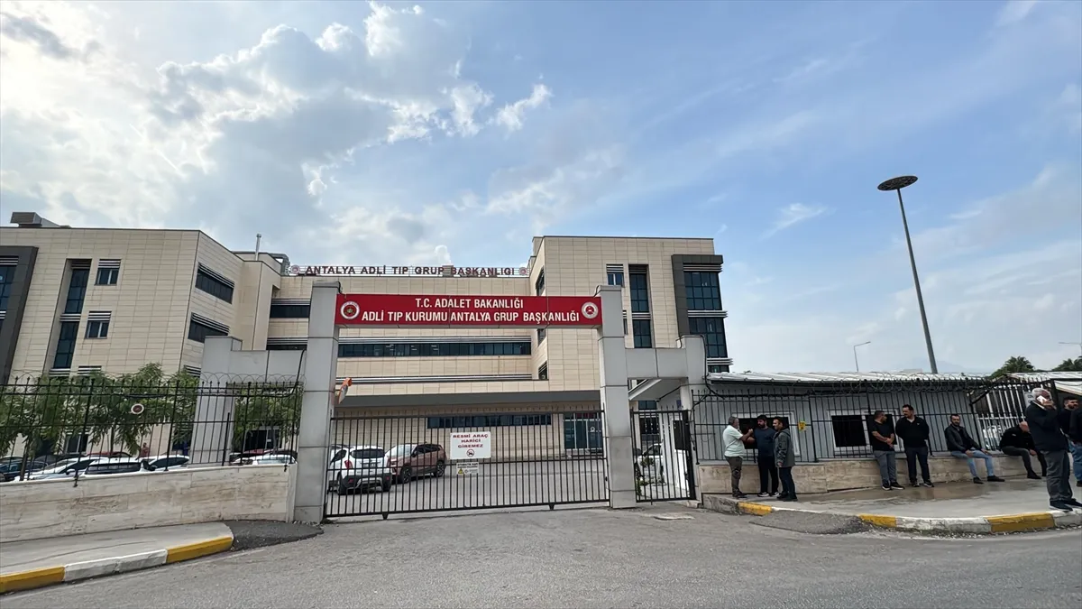Antalya’da hafif ticari aracın uçuruma devrildiği kazada ölü sayısı 3’e yükseldi Antalya’da hafif ticari aracın uçuruma devrildiği kazada ölü sayısı 3’e yükseldi