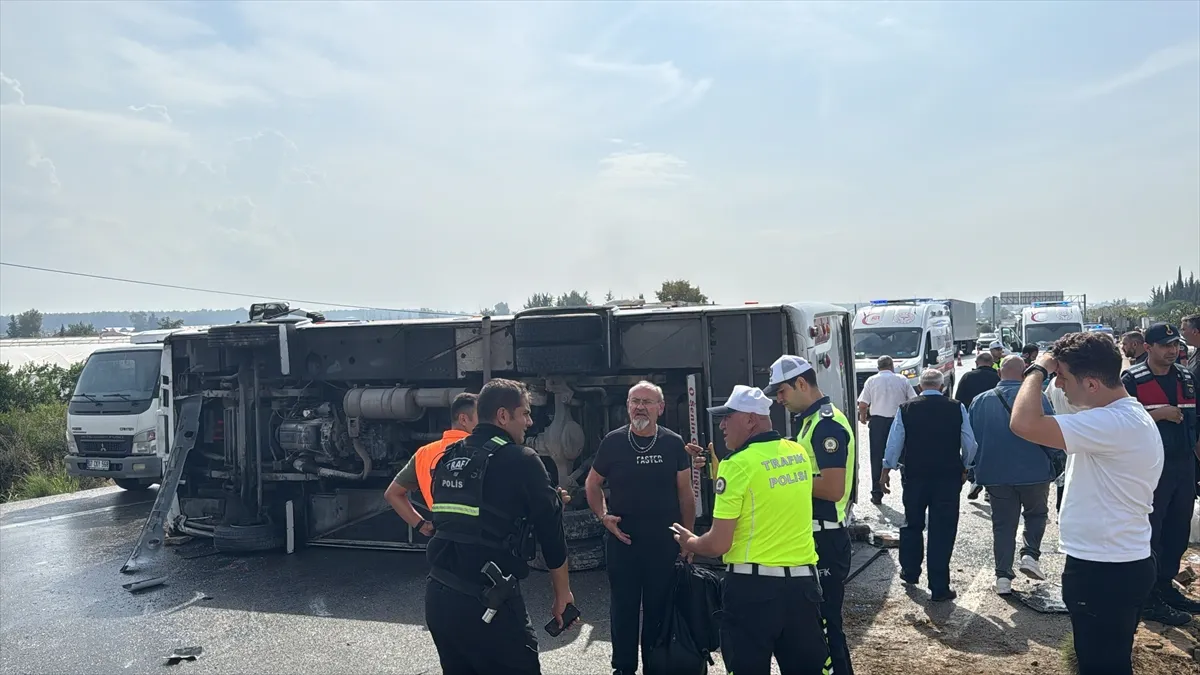 Antalya’da midibüsün devrilmesi sonucu ilk belirlemelere göre 5 kişi yaralandı