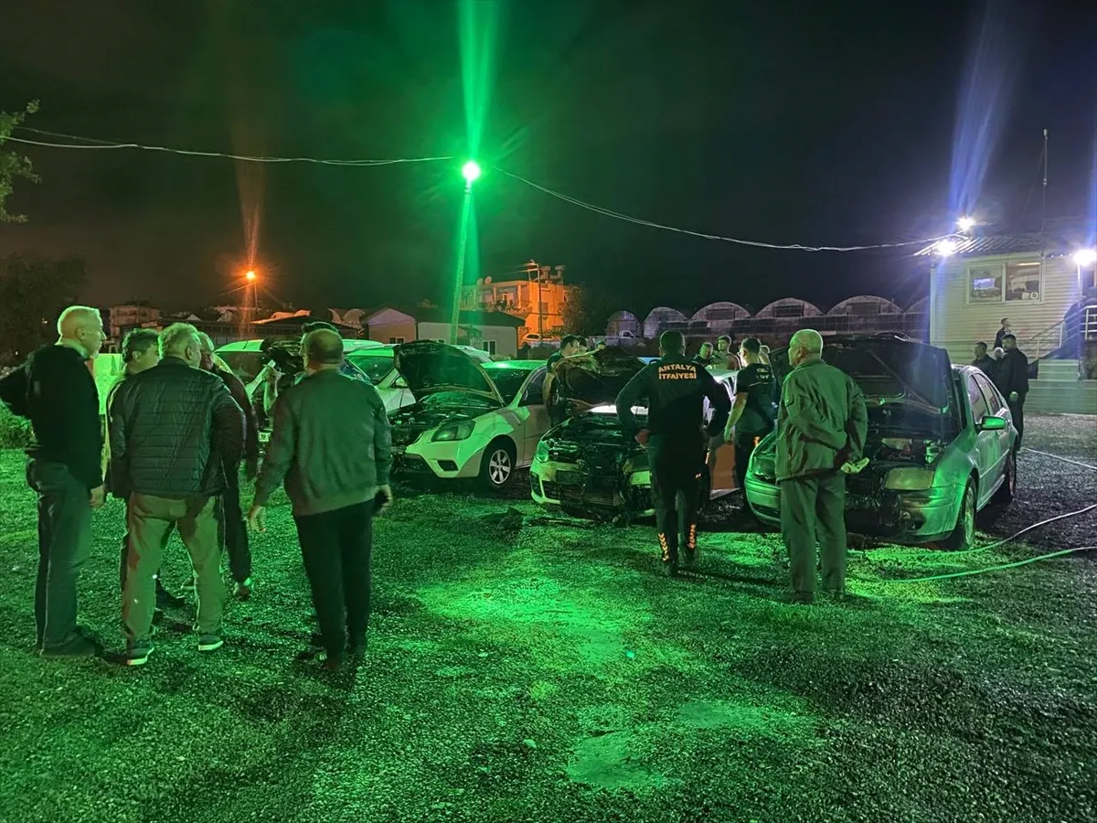 Antalya’da otomobil galerisindeki 6 aracın kundaklandığı anlar güvenlik kamerasında