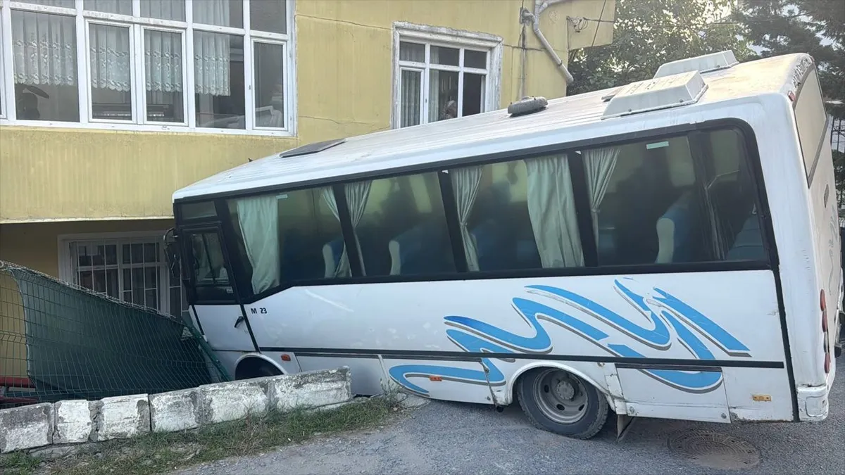 Arnavutköy’de freni boşalan midibüs bahçeye girdi