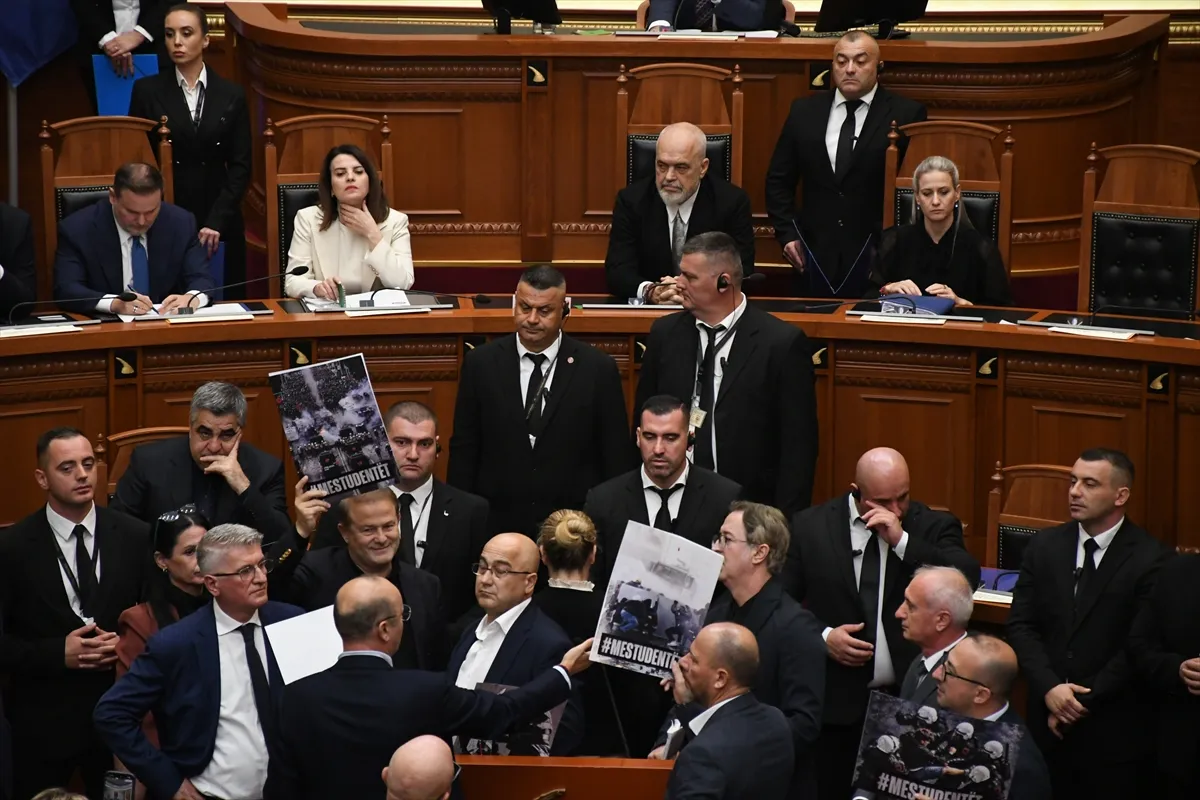 Arnavutluk Meclisinde ülkedeki gösteriler nedeniyle gerginlik yaşandı
