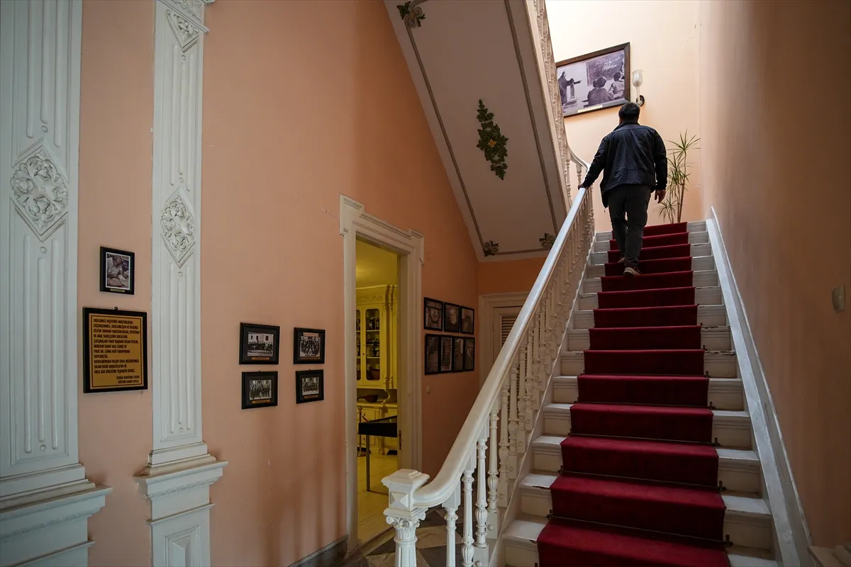 ASIRLIK MEKTEPLER - Ünlüleri yetiştiren İzmir Atatürk Lisesi 140 yıldır eğitime katkı sunuyor ASIRLIK MEKTEPLER - Ünlüleri yetiştiren İzmir Atatürk Lisesi 140 yıldır eğitime katkı sunuyor