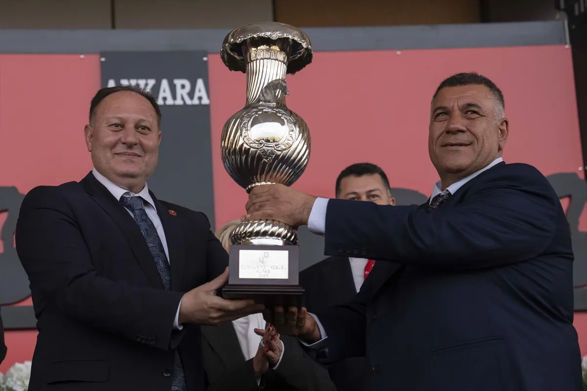At yarışlarında Cumhuriyet ve Cumhurbaşkanlığı Koşuları koşuldu At yarışlarında Cumhuriyet ve Cumhurbaşkanlığı Koşuları koşuldu