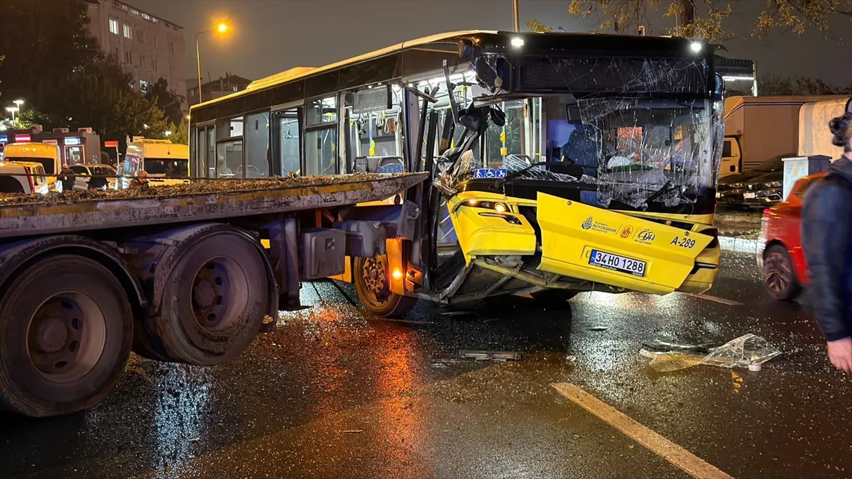 Bağcılar’da özel halk otobüsü park halindeki çekiciye çarptı Bağcılar’da özel halk otobüsü park halindeki çekiciye çarptı