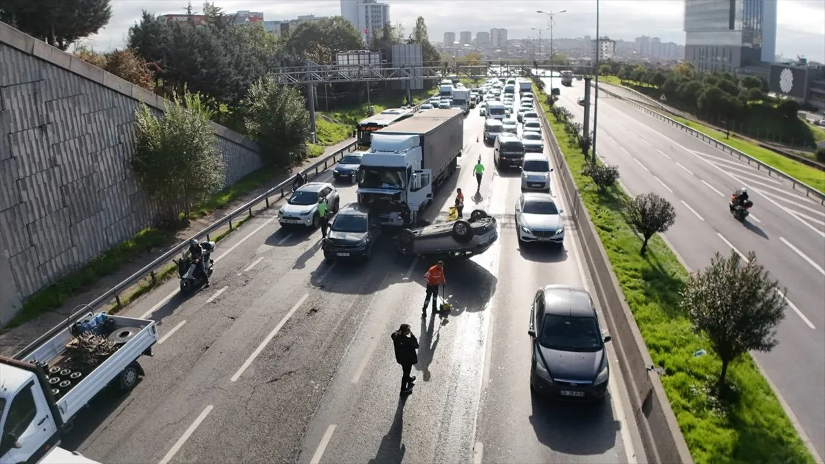 Bağcılar’daki TEM Otoyolu’nda 5 aracın karıştığı zincirleme trafik kazasında 2 kişi yaralandı (GÜNCELLEME) Bağcılar’daki TEM Otoyolu’nda 5 aracın karıştığı zincirleme trafik kazasında 2 kişi yaralandı (GÜNCELLEME)