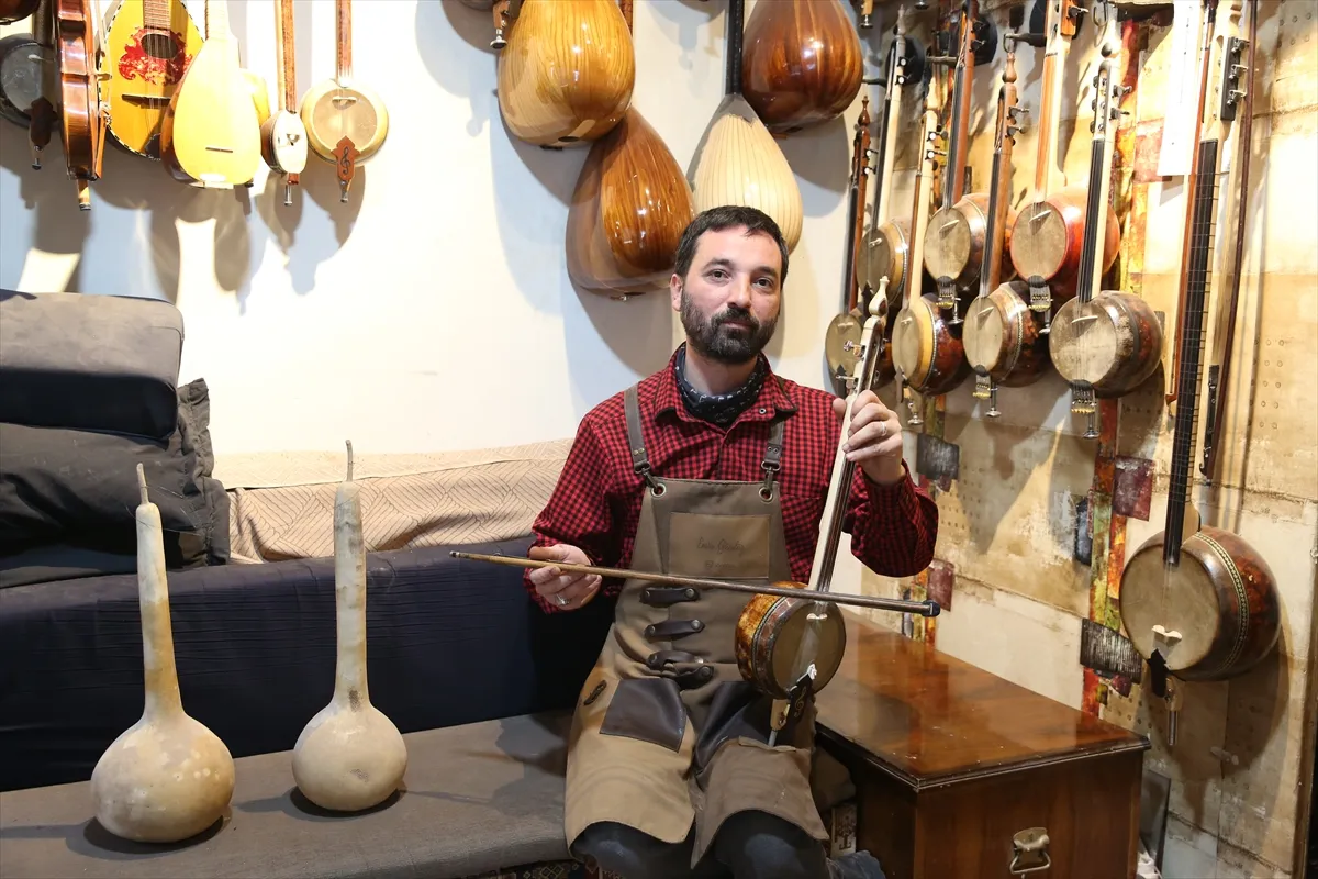 Bağlama çalarak başladığı müzik yolculuğunda kabak kemane ustası oldu Bağlama çalarak başladığı müzik yolculuğunda kabak kemane ustası oldu