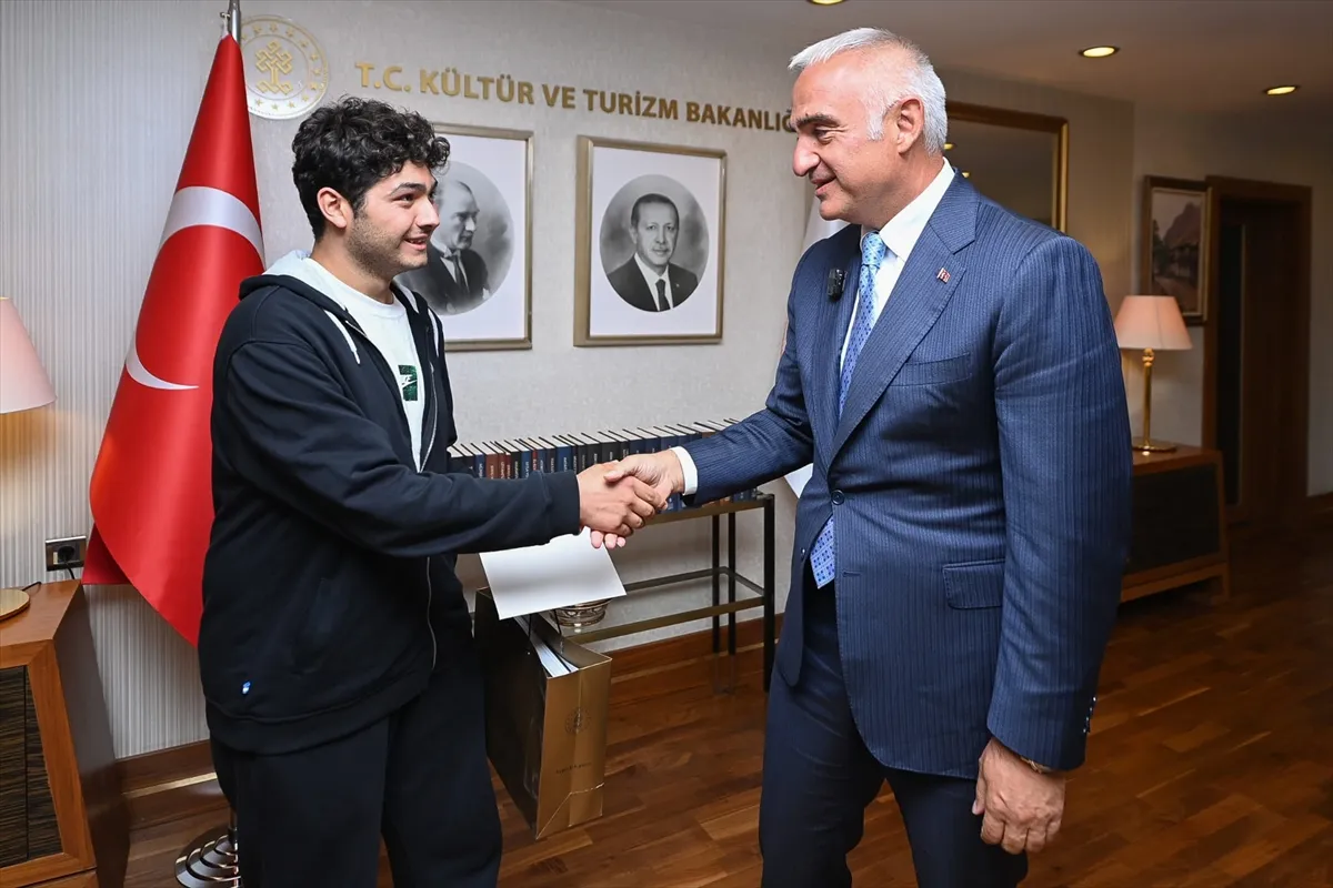 Bakan Ersoy, YKS’de dereceye girerek tıp fakültesi kazanan Ahmet Deniz ile görüştü