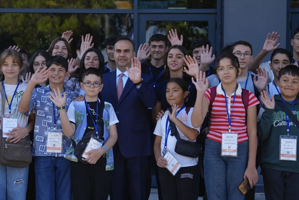 Bakan Kacır astronotlarla IAC 2026’daki Anadoludakiler pazarını gezdi
