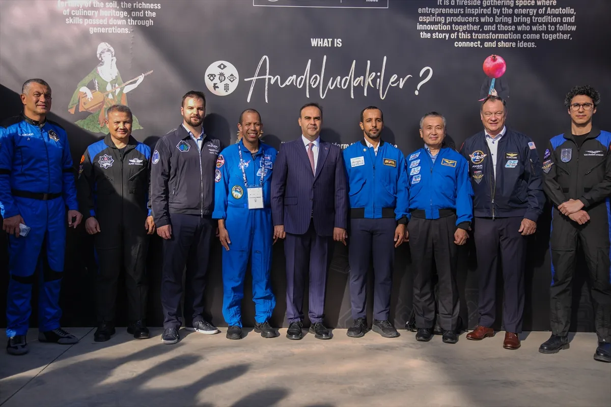 Bakan Kacır astronotlarla IAC 2026’daki Anadoludakiler pazarını gezdi