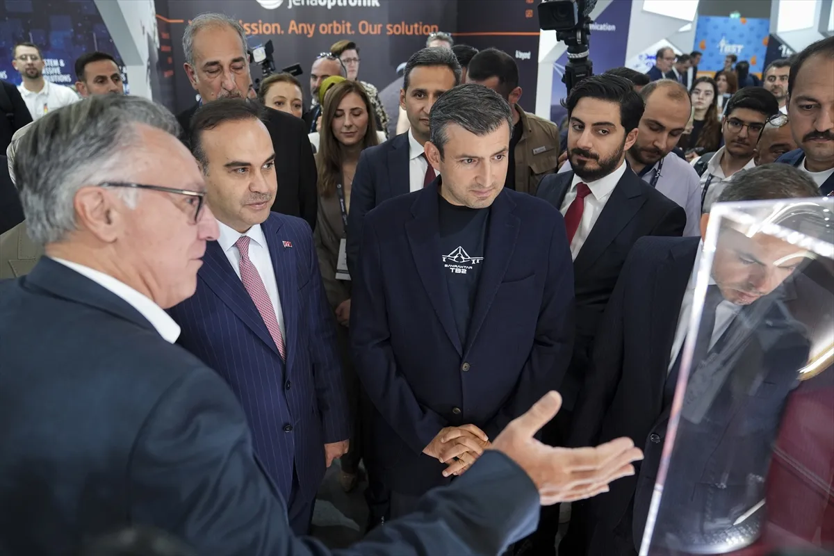 Bakan Kacır ve T3 Vakfı Mütevelli Heyeti Başkanı Bayraktar, IAC 2026’yı ziyaret etti