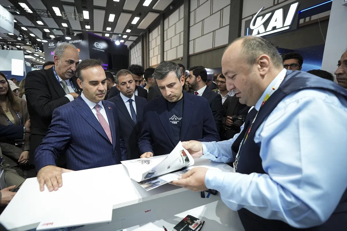Bakan Kacır ve T3 Vakfı Mütevelli Heyeti Başkanı Bayraktar, IAC 2026’yı ziyaret etti