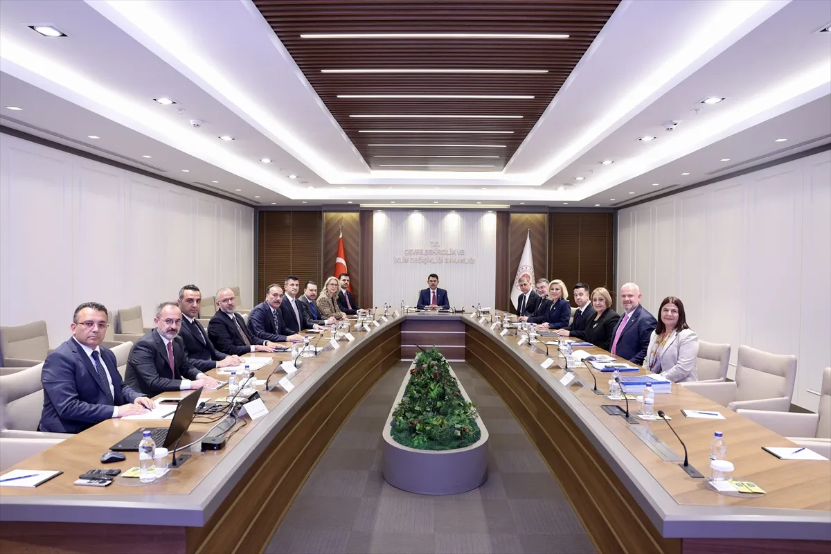 Bakan Kurum, İzmir Büyükşehir Belediye Başkanı Tugay ile görüştü Bakan Kurum, İzmir Büyükşehir Belediye Başkanı Tugay ile görüştü