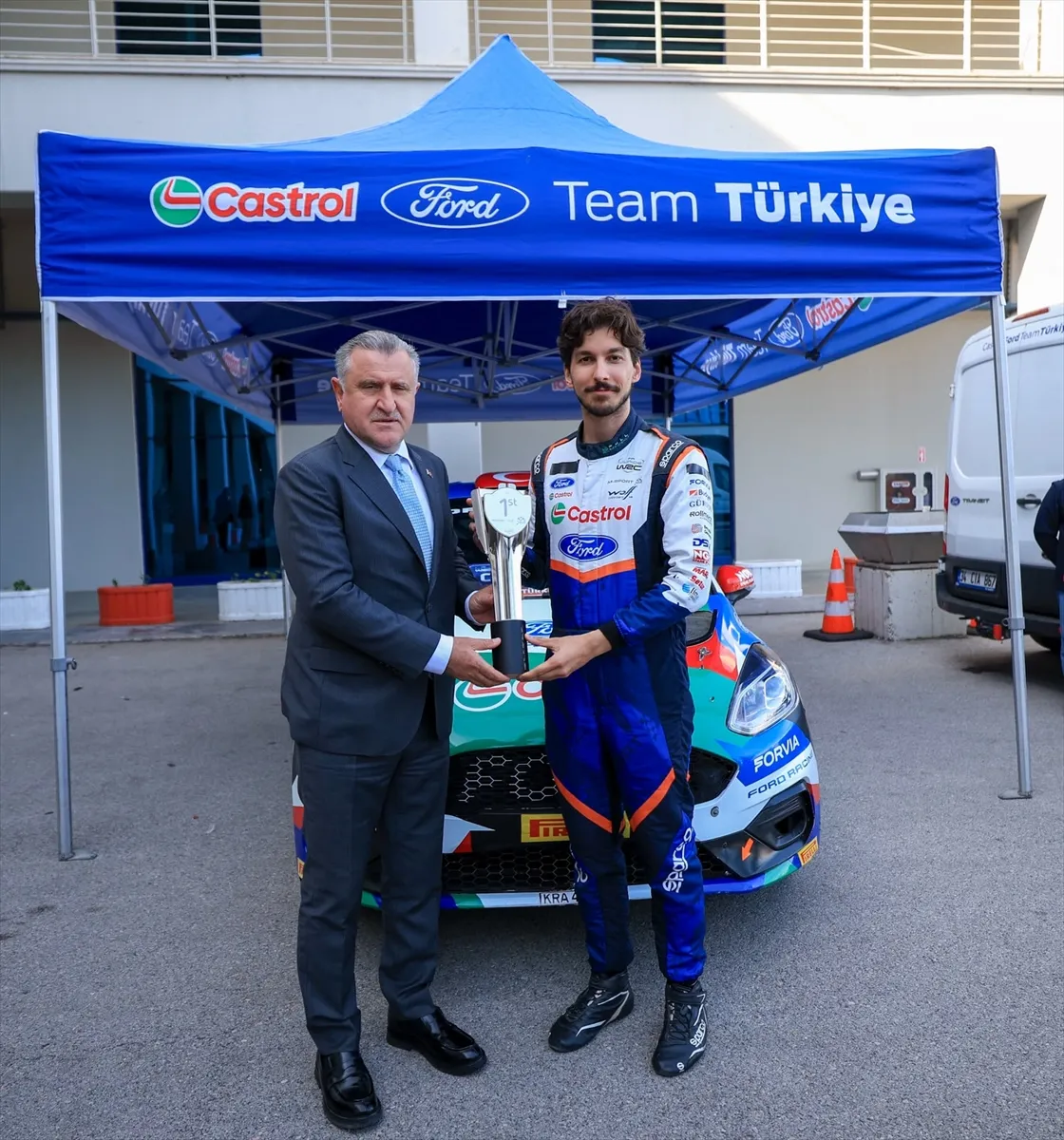 Bakan Osman Aşkın Bak, Formula 1 öncesi İstanbul Park’ta sürüş yaptı Bakan Osman Aşkın Bak, Formula 1 öncesi İstanbul Park’ta sürüş yaptı