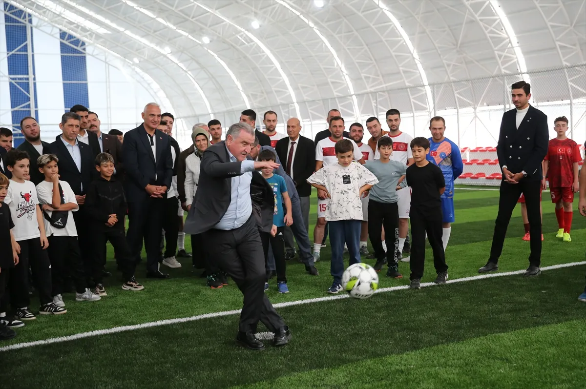 Bakanlar Ersoy ile Bak, Antalya’da gençlerle buluştu