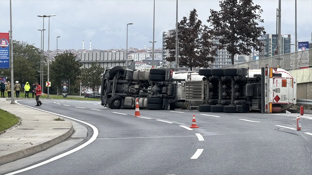 Bakırköy’de devrilen LNG yüklü tankerin sürücüsü yaralandı Bakırköy’de devrilen LNG yüklü tankerin sürücüsü yaralandı