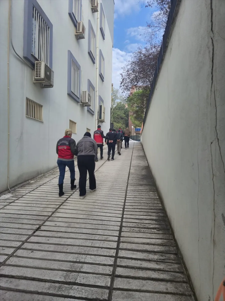 Balıkesir’de bir kişinin öldüğü silahlı saldırıya ilişkin yakalanan 6 şüpheli tutuklandı