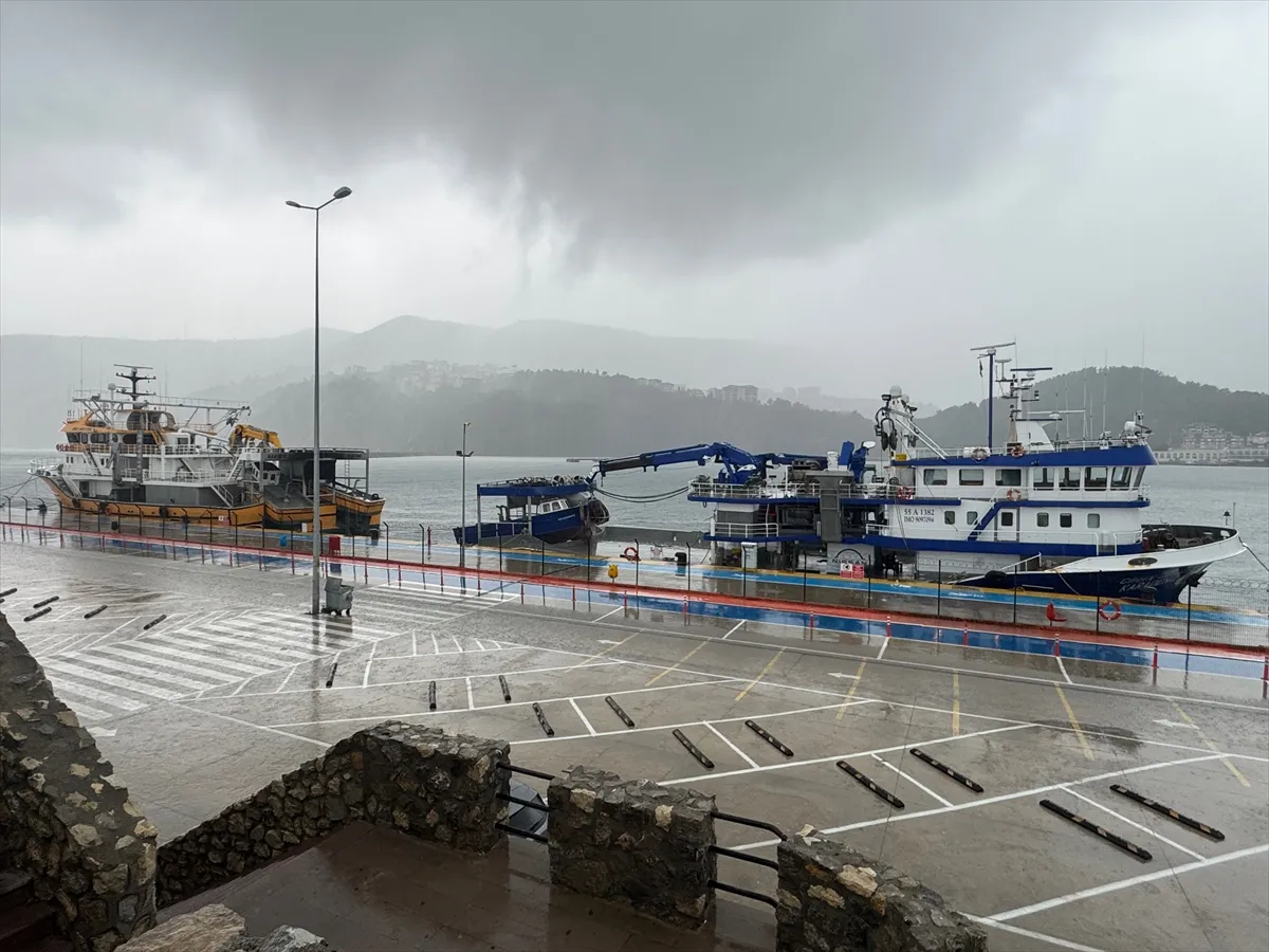 Bartın’ın Amasra ilçesinde kuvvetli rüzgar nedeniyle dalga boyu 3 metreye ulaştı