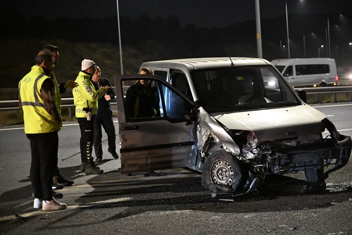 Başakşehir’de bariyerlere ve otomobile çarpan hafif ticari aracın sürücüsü öldü Başakşehir’de bariyerlere ve otomobile çarpan hafif ticari aracın sürücüsü öldü