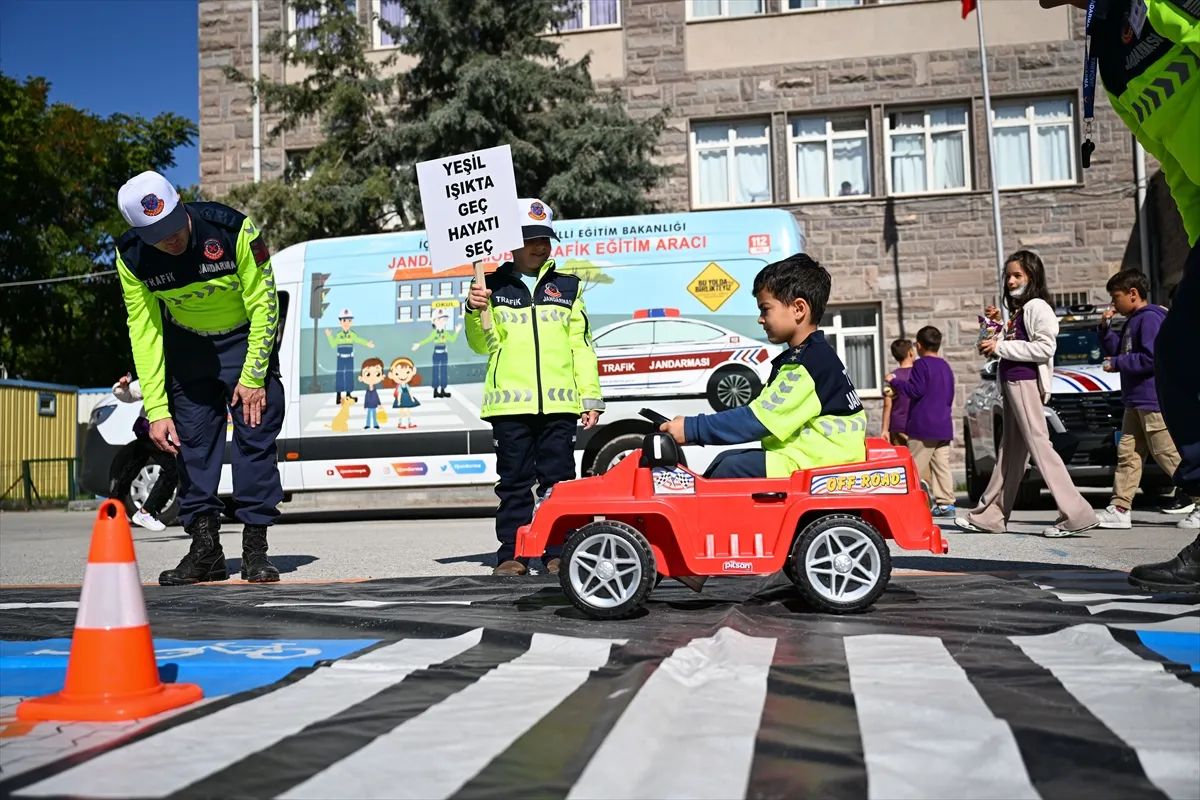 Başkentte jandarma ilkokul öğrencilerine trafik güvenliği eğitimi verdi Başkentte jandarma ilkokul öğrencilerine trafik güvenliği eğitimi verdi