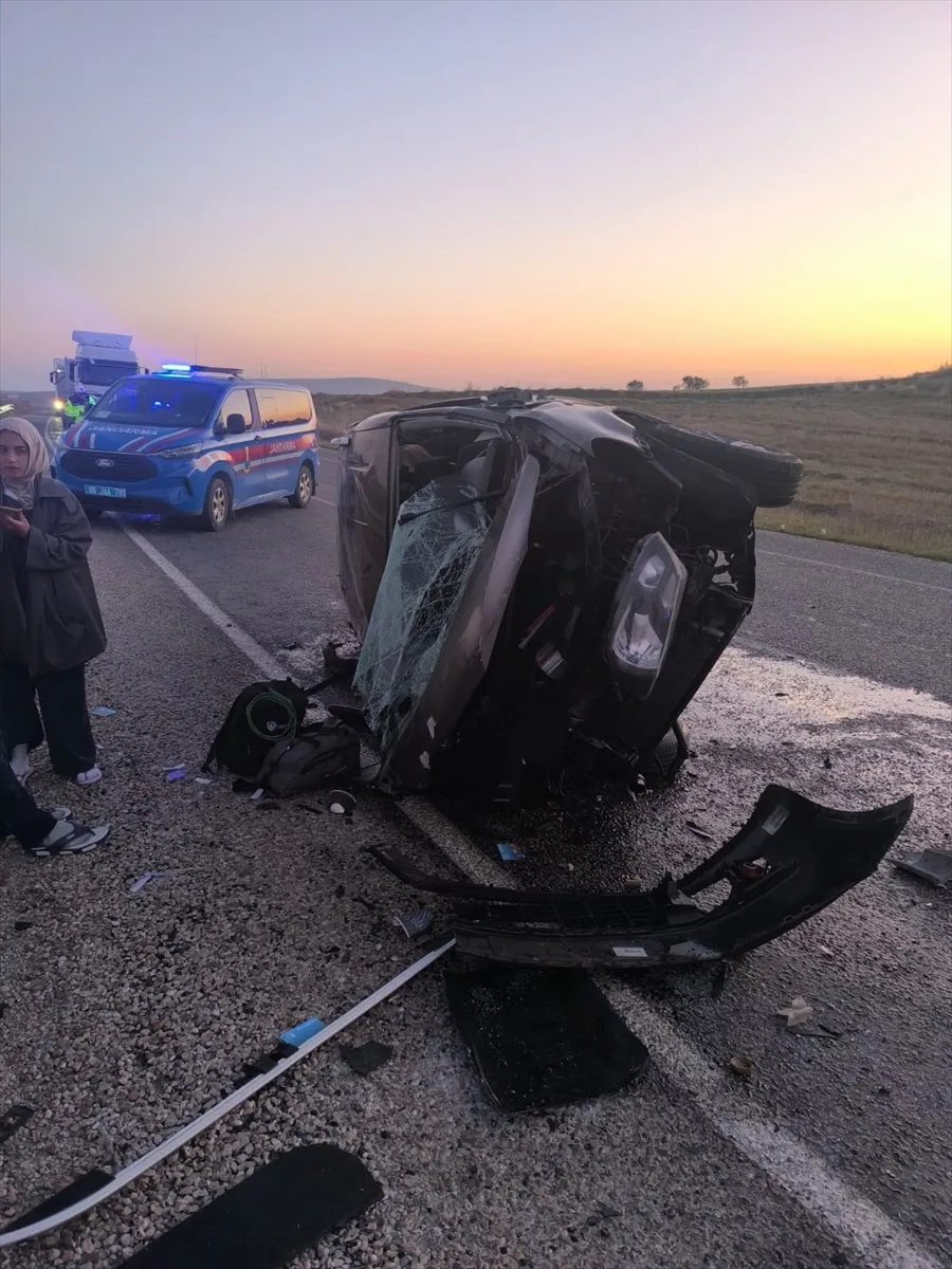 Başkentteki trafik kazasında 3 kişi öldü, 5 kişi yaralandı Başkentteki trafik kazasında 3 kişi öldü, 5 kişi yaralandı