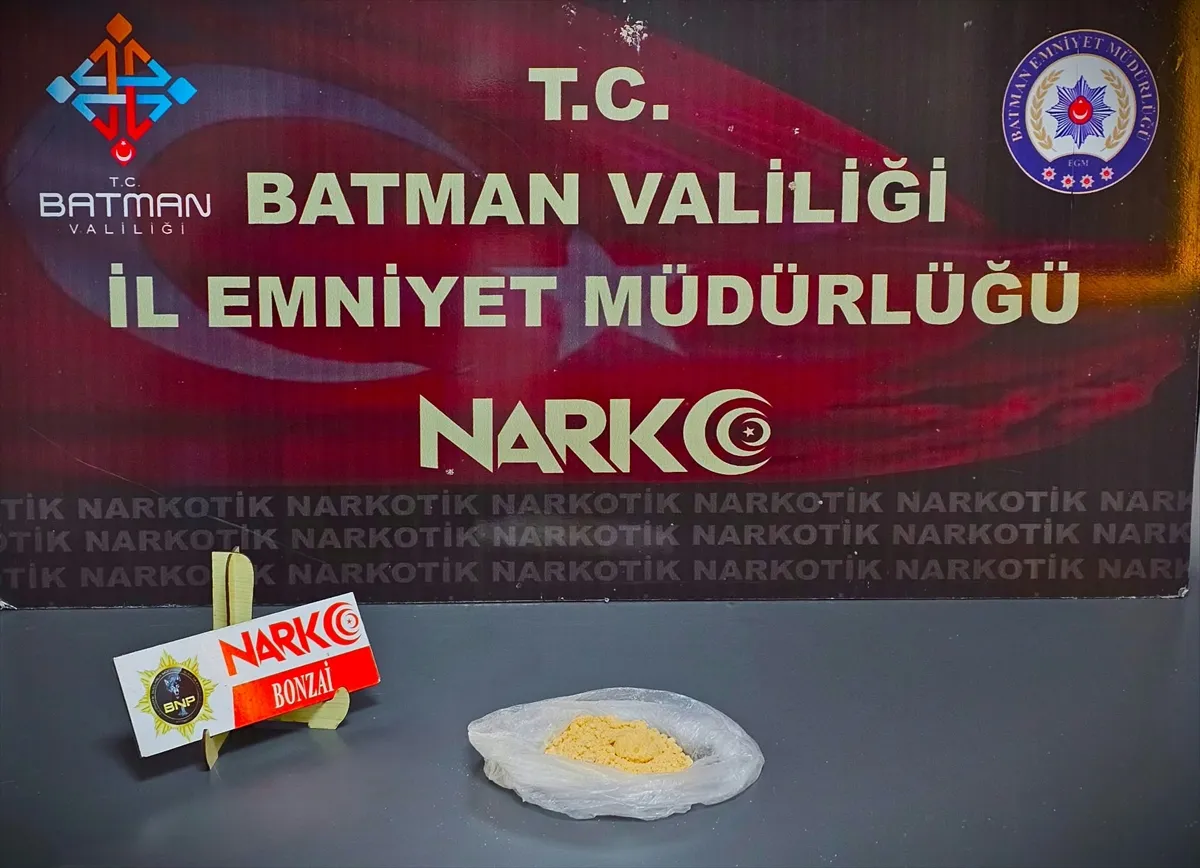 Batman’da üzerlerinde uyuşturucu bulunan 2 zanlı tutuklandı Batman’da üzerlerinde uyuşturucu bulunan 2 zanlı tutuklandı