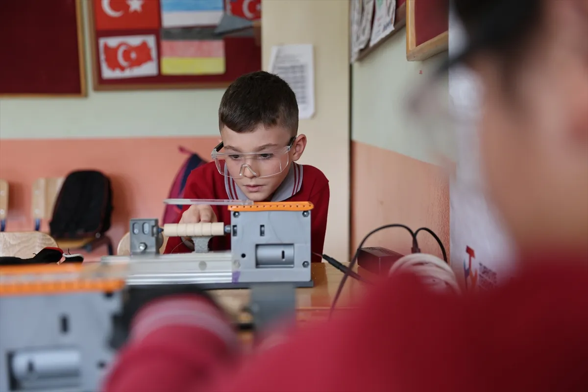 Bayburt’ta köy okulundaki öğrenciler uygulamalı teknoloji eğitimi aldı Bayburt’ta köy okulundaki öğrenciler uygulamalı teknoloji eğitimi aldı