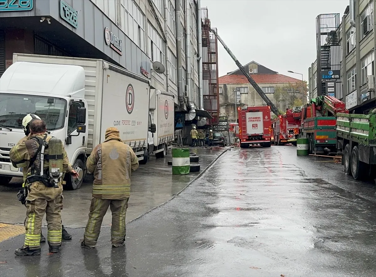 Bayrampaşa’da sanayi sitesindeki iş yerinde çıkan yangın söndürüldü (GÜNCELLEME) Bayrampaşa’da sanayi sitesindeki iş yerinde çıkan yangın söndürüldü (GÜNCELLEME)