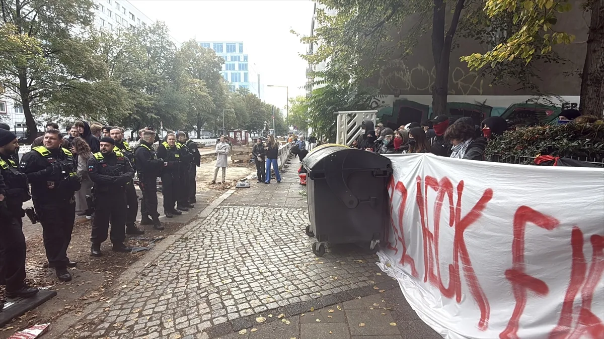 Berlin’de öğrenciler Fransa’daki öğrencilerle dayanışma için üç okulun önünde gösteri yaptı Berlin’de öğrenciler Fransa’daki öğrencilerle dayanışma için üç okulun önünde gösteri yaptı